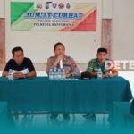 Kapolsek Glenmore AKP Satrio Wibowo ketika menggelar Jum'at Curhat bertempat di Balai Desa Tegalharjo, Jum'at (27/1/2023)