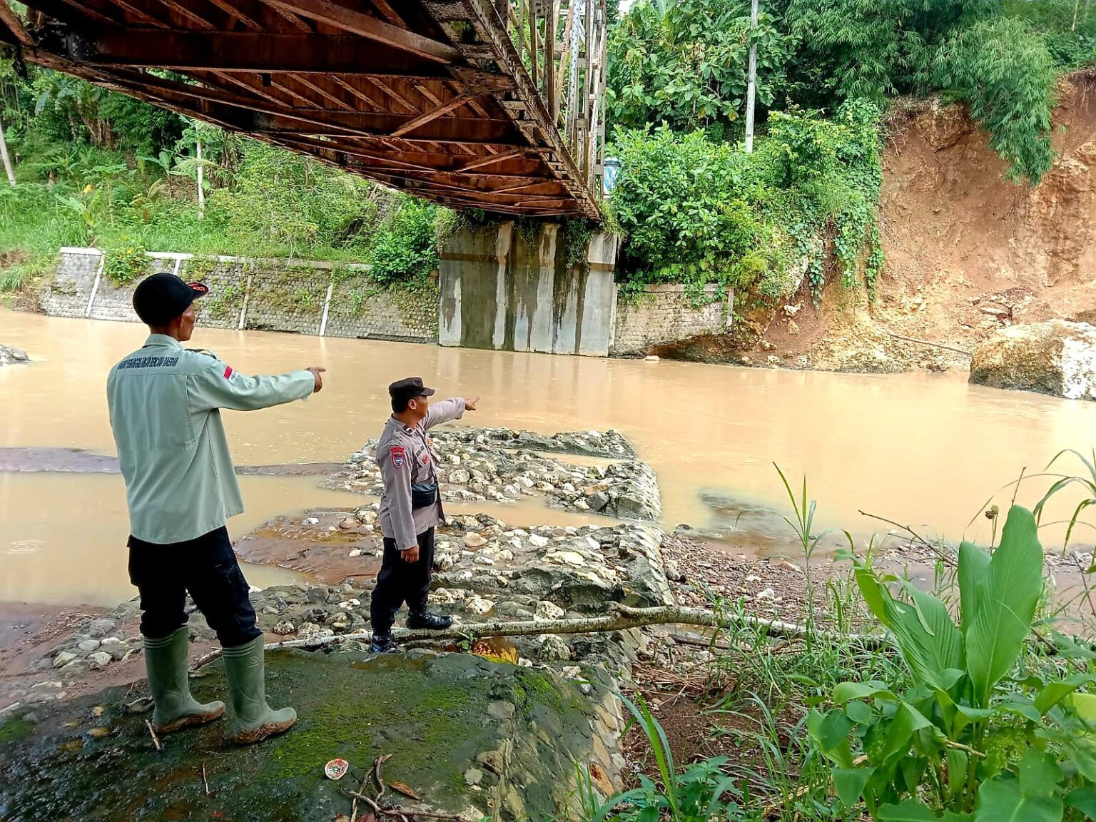 Dua Rumah, Jalan Dan Jembatan Di Blitar Rusak Gara-Gara Tanak Bergerak