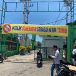 PAMEKASAN, DETEKTIF Jatim - Banner bertuliskan tolak Sohebudin sebagai ketua Takmir bertebaran, di pagar masjid Agung Asy-Syuhada, Jum'at (03/03/23). Penolakan itu tidak terjadi saat almarhum Abdul Mukti menjadi ketua Takmir Masjid tersebut. Padahal, alamrhum juga menjadi penasehat partai Golkar masa itu. Direktur Indonesia analisys politic and policy consulting (Ide@) Pamekasan Samhari menilai penolakan itu dilakukan agar tidak terjadi politik identitas. "Biar politik identitas tidak menggejala dan muncul dari ruang masjid," ujar pria asal Pantura itu. Alumnus Mambaul Ulum Bata-Bata Pamekasan itu tidak menjelaskan rinci, kenapa saat Almarhum Abdul Mukti saat itu yang menjadi penasehat partai Golkar juga tidak ditolak. "Sebelum beliau jadi penasehat Golkar beliau jadi ketua takmir. Jangan dibalik," katanya diplomatis. Pantauan wartawan Detektifjatim.com, sebelum Jum'at banner bertuliskan tolak politisasi masjid, tolak Sohebuddin sebagai ketua Takmir Masjid dan jangan jadikan masjid Jamik sebagai alat untuk meraih kekuasaan sudah terpasang di sepanjang pagar dan pintu masuk masjid.