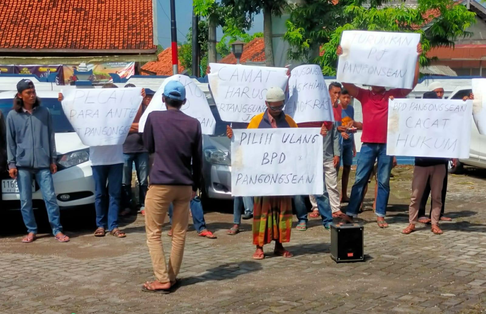 Protes Rekrutmen Anggota BPD, Warga Demo Kantor Kecamatan Torjun