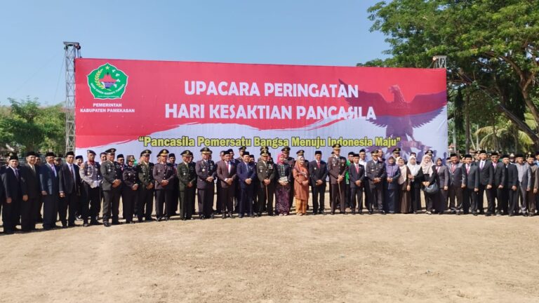 Foto bersama seluruh OPD dan Forkopimda usai melaksanakan upacara hari kesaktian Pancasila