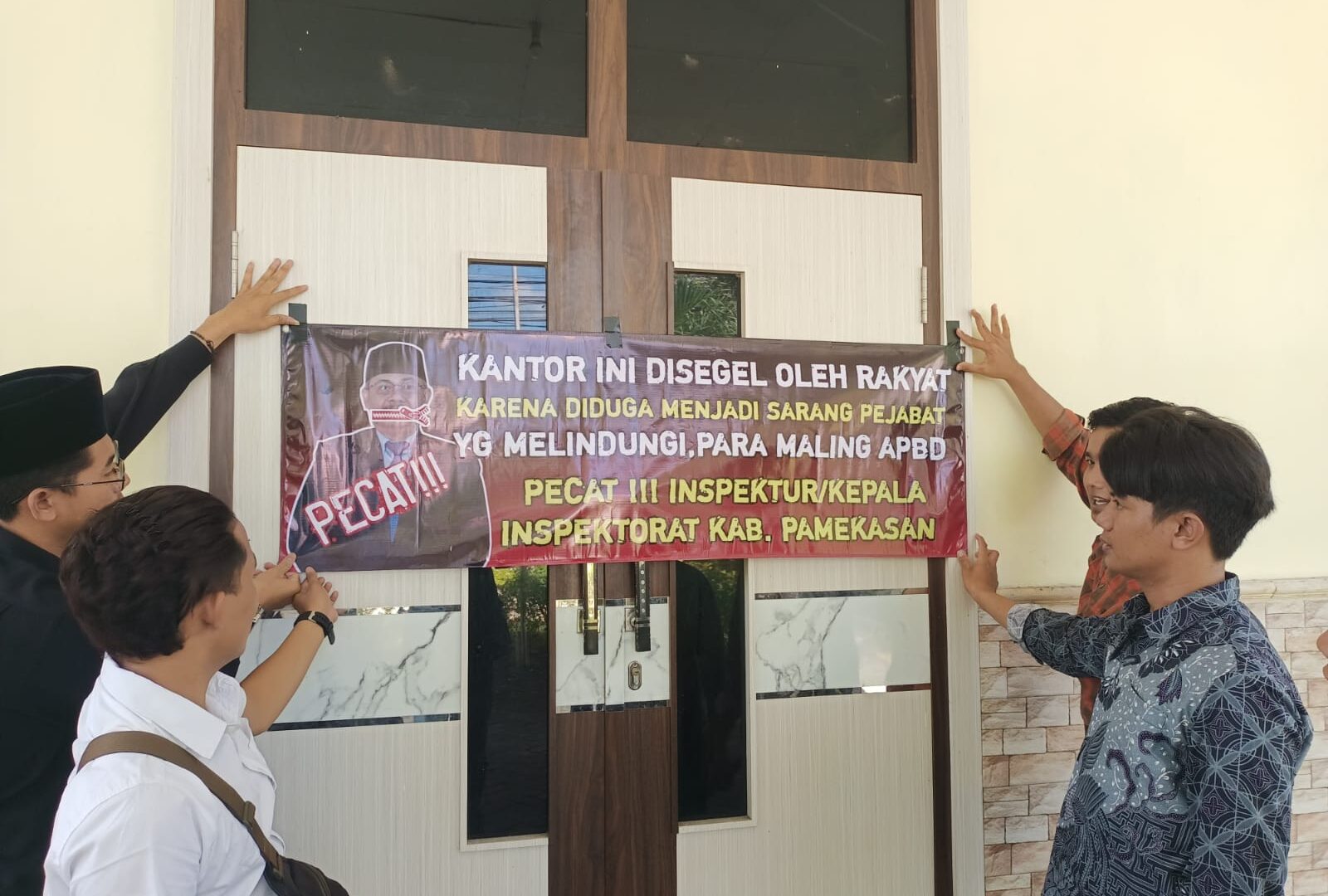 Tanyakan Hasil Audit Investigasi Kasus Gebyar Batik, Dear Jatim Segel Kantor Inspektorat