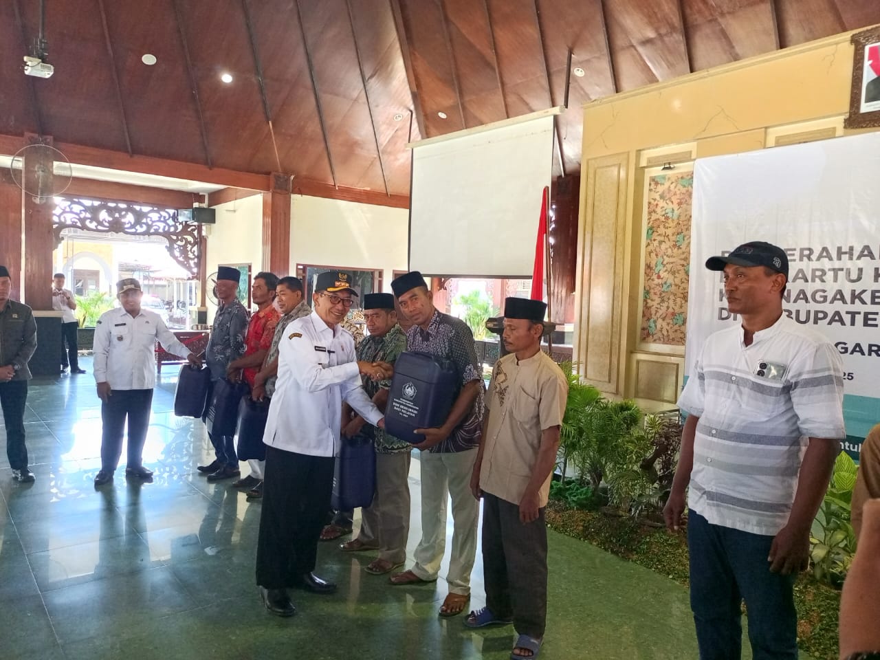 Program 100 Hari Kerja, Ratusan Nelayan Pamekasan Terima Hadiah Jeriken-Kartu BPJSkes