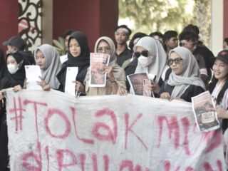 Demo Kantor Bupati Sumenep Tolak Survei Seismik Migas, Mahasiswa Kangean: Usir Penjajah dari Pulau Kami!