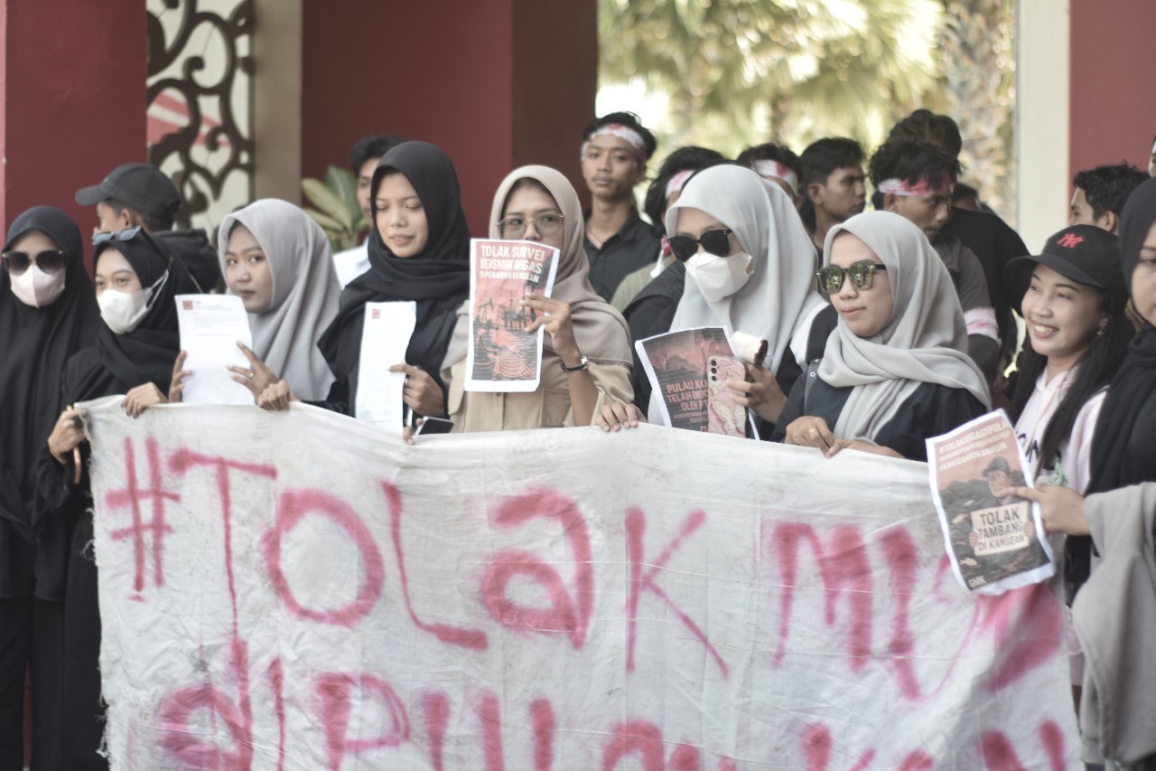 Demo Kantor Bupati Sumenep Tolak Survei Seismik Migas, Mahasiswa Kangean: Usir Penjajah dari Pulau Kami!