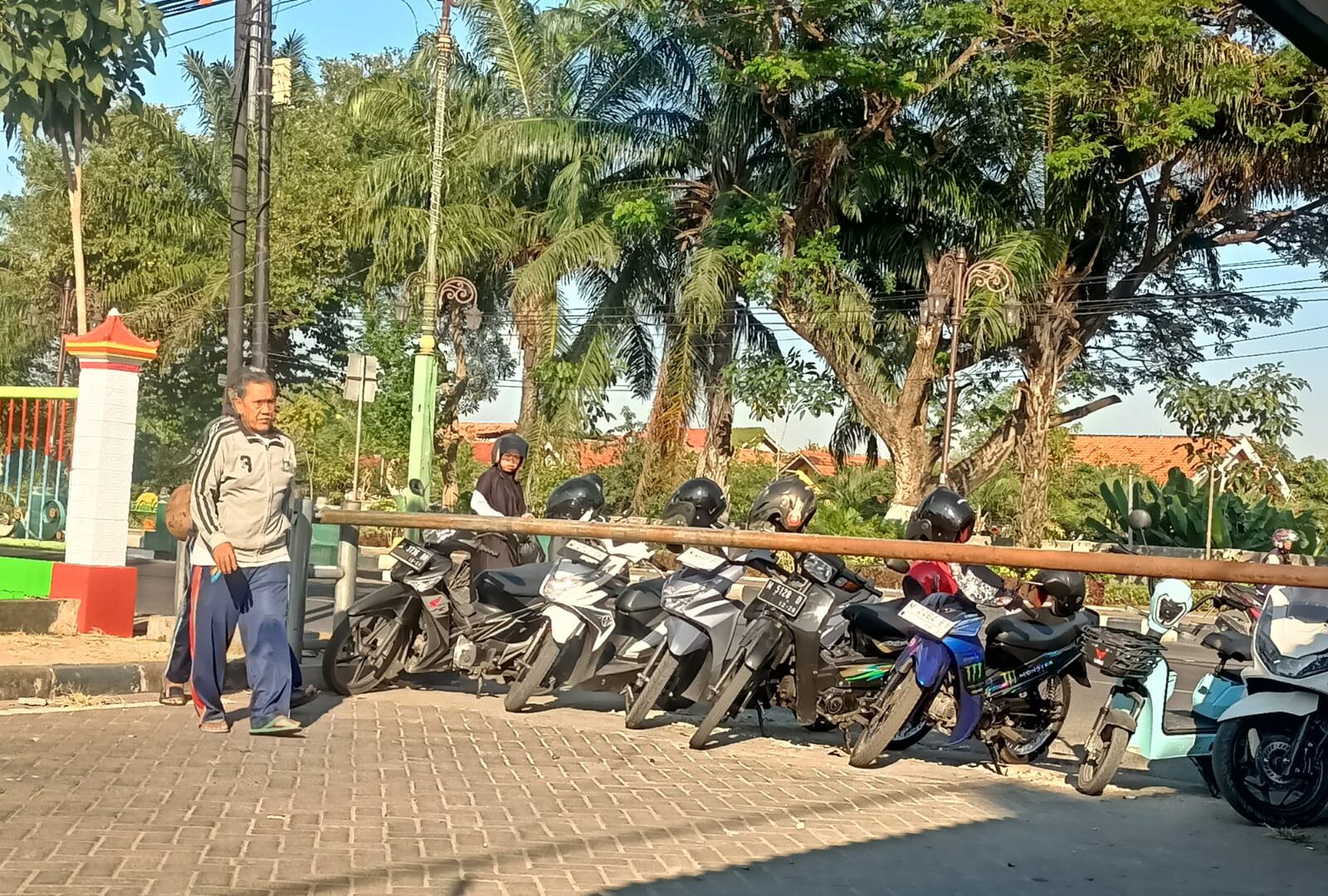 PKL Eks PJKA Pamekasan Keluhkan Jam Buka Portal Palang Pintu