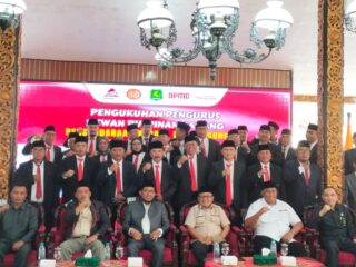 Bupati Sumenep Kukuhkan DPC PKDI Sumenep, Tekankan Layanan 112 demi Kurangi Beban Kades