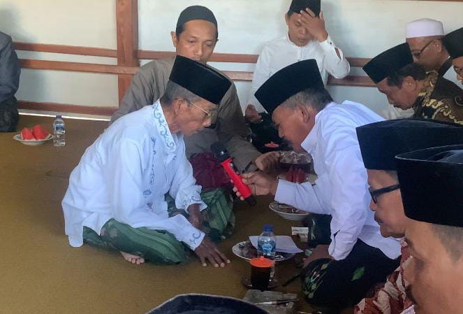 Terpaut 45 Tahun, Kakek di Pamekasan Nikahi Perempuan Tunawicara