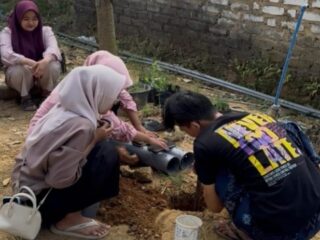 Kurangi Sampah dan Hemat Pupuk, Mahasiswa KKN UIN Madura Bikin Biopori di Palesanggar