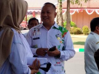 Temui Masa Aksi, Kadiskop Pamekasan Gunakan Kemeja Berlogo Bupati Baddrut Tamam-Fattah Jasin
