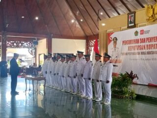11 Kepala Desa di Pamekasan Terima SK Perpanjangan Jabatan