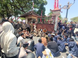 Bupati Pamekasan Temui Aksi BEM UNIRA, Tuntutan Tidak Digubris