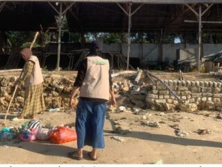Friday Go Clean ke-3: KKN UA Posko 31 Adakan Aksi Bersih-Bersih di Area Pantai Desa Romben Guna