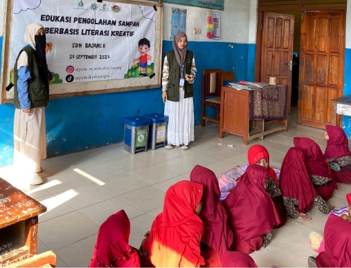 Mahasiswi P2M UNIA Gelar Edukasi Kelola Sampah Jadi Bernilai di Desa Bajang