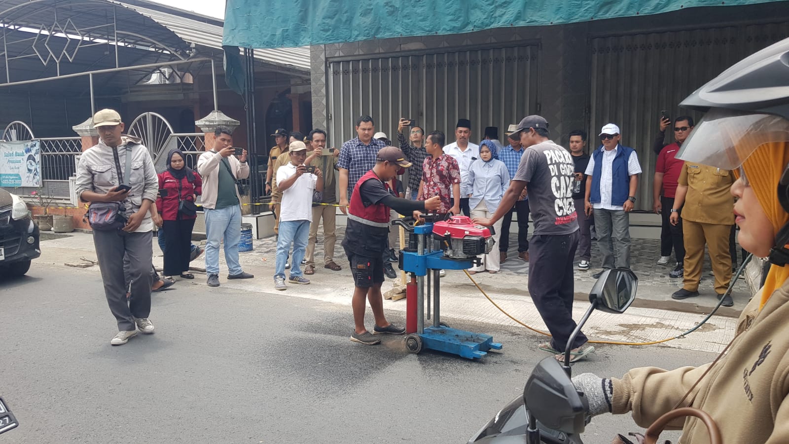 Proyek Jalan Arosbaya–Campor Disorot DPRD, Aspal Diduga Tidak Sesuai RAB