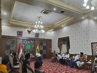 Lapan Pamekasan Datangi Pendopo, Minta Bupati Tekan Gudang Hargai Sampel Tembakau