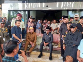 NGO Pamekasan Demo Kantor Bupati, Bawakan Kursi Sofa Milik Rakyat