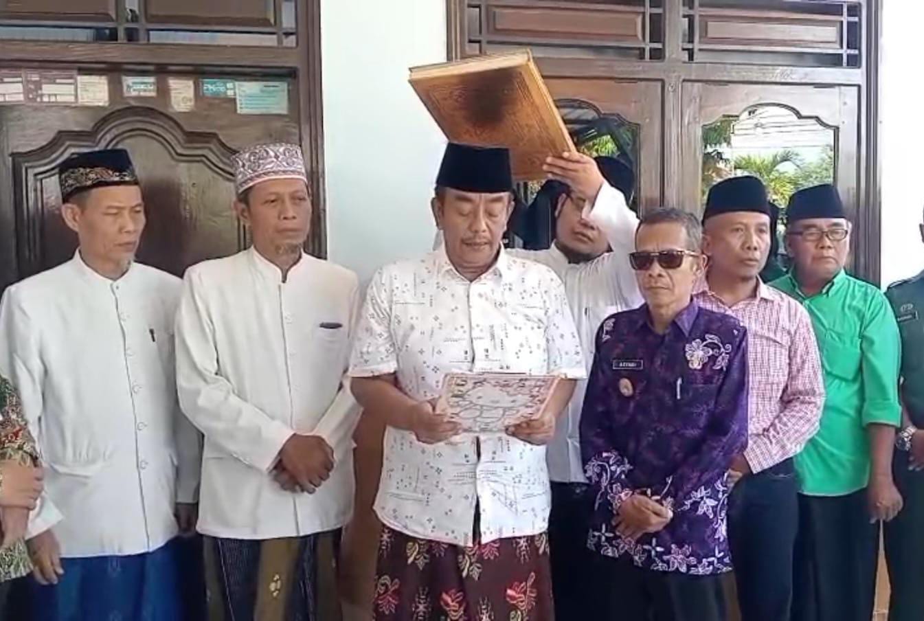 Bersumpah Dibawah Al-Qur'an, Pemilik Ayunda Pamekasan Nyatakan Tidak Menikahi Menantu