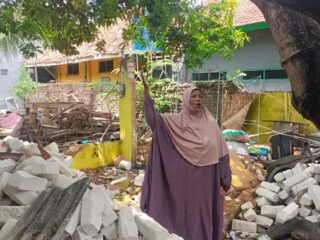 Ibu Hasanah Pamekasan Tegaskan Rumahnya Dirusak, Bukan Mau Diperbaiki