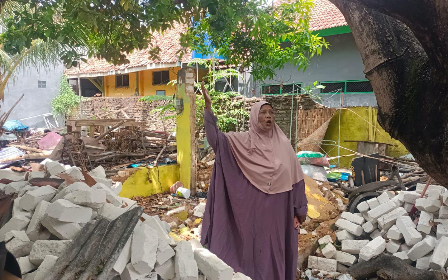 Ibu Hasanah Pamekasan Tegaskan Rumahnya Dirusak, Bukan Mau Diperbaiki