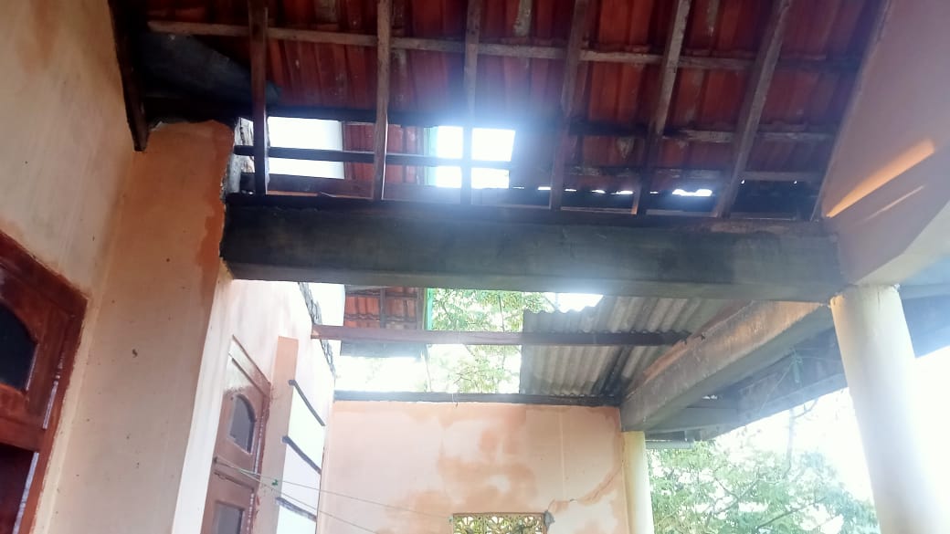 Hujan Disertai Angin Kencang Melanda Palengaan Pamekasan, Puluhan Rumah Warga Rusak