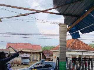 Hujan-Angin Kencang Rusak 21 Rumah Palengaan Pamekasan, Pemilik Patah Tulang dan Dijahit