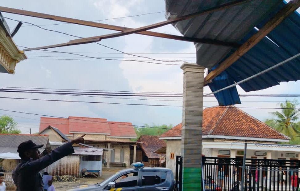 Hujan-Angin Kencang Rusak 21 Rumah Palengaan Pamekasan, Pemilik Patah Tulang dan Dijahit