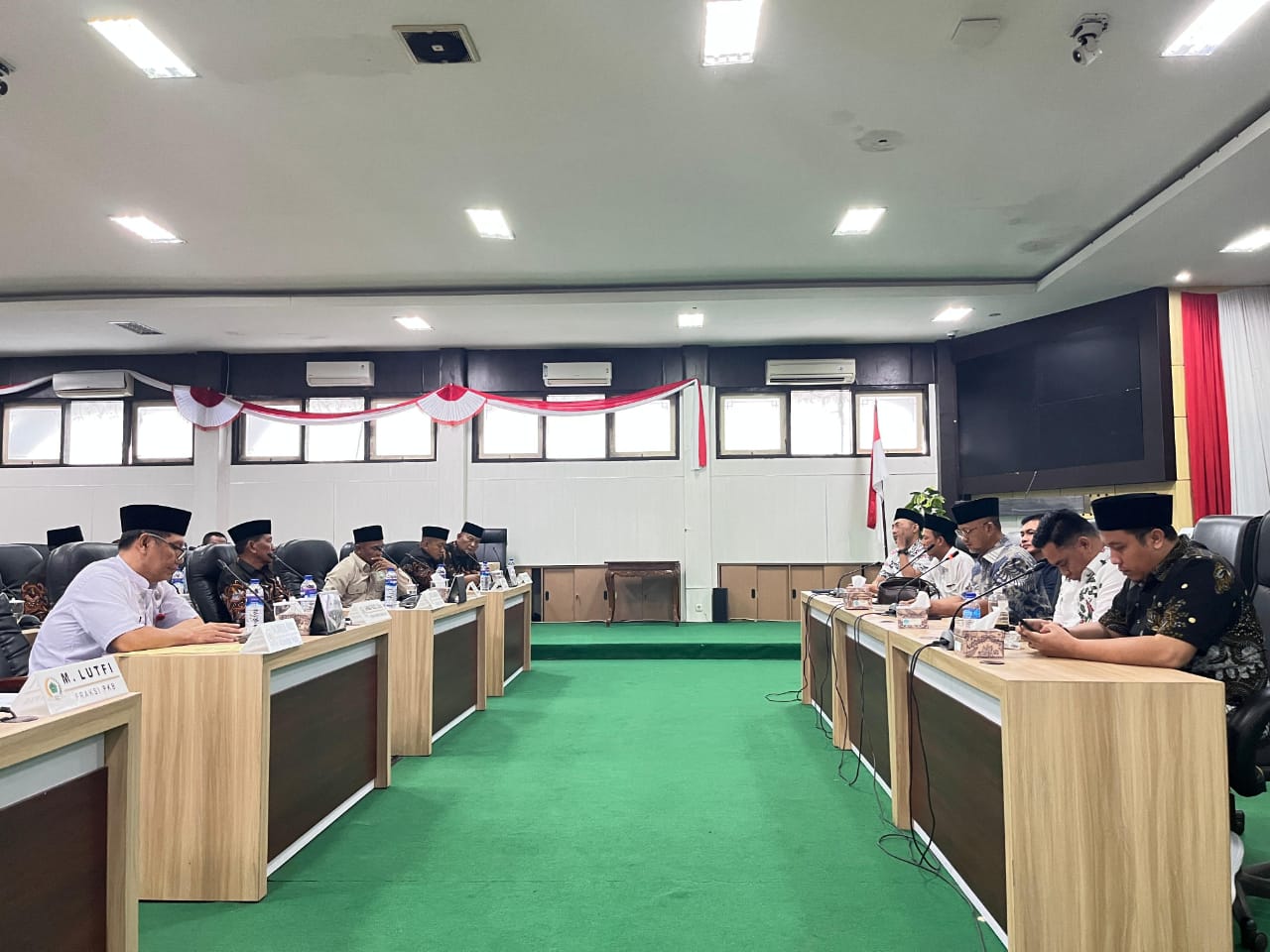 Keluhkan SE Bupati Tentang Layanan Kesehatan, Kades di Pamekasan Geruduk Kantor Dewan