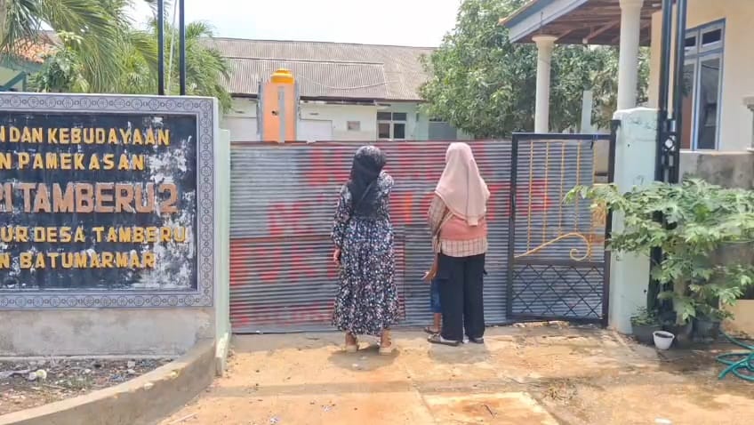Kembali Disegel Ahli Waris, Siswa SDN Tamberu 2 Pamekasan Belajar Dirumah Warga
