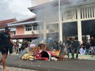 Tagih Janji, PKL Pamekasan Demo Kantor Bupati