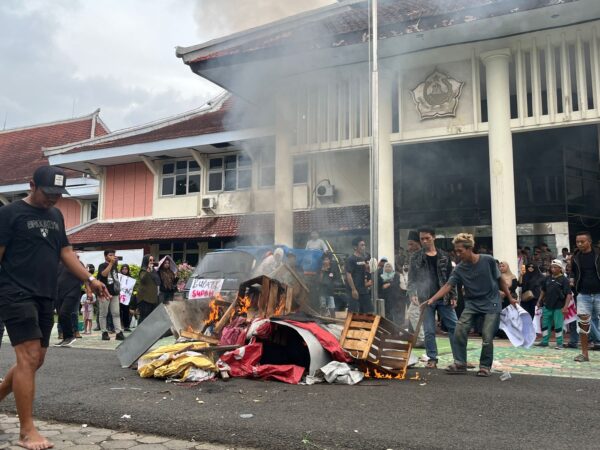 Tagih Janji, PKL Pamekasan Demo Kantor Bupati