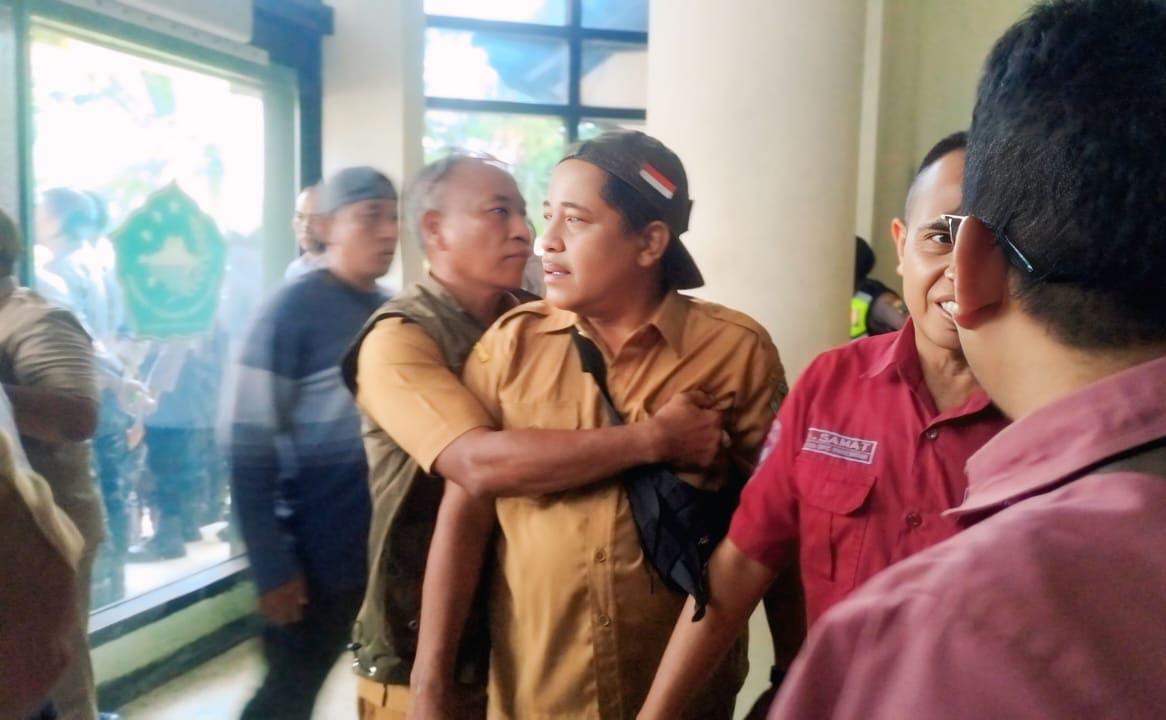 Puluhan Kades ikut "Demo" Saat PKL Aksi Tagih Janji, Bupati Pamekasan: Kebetulan Saja