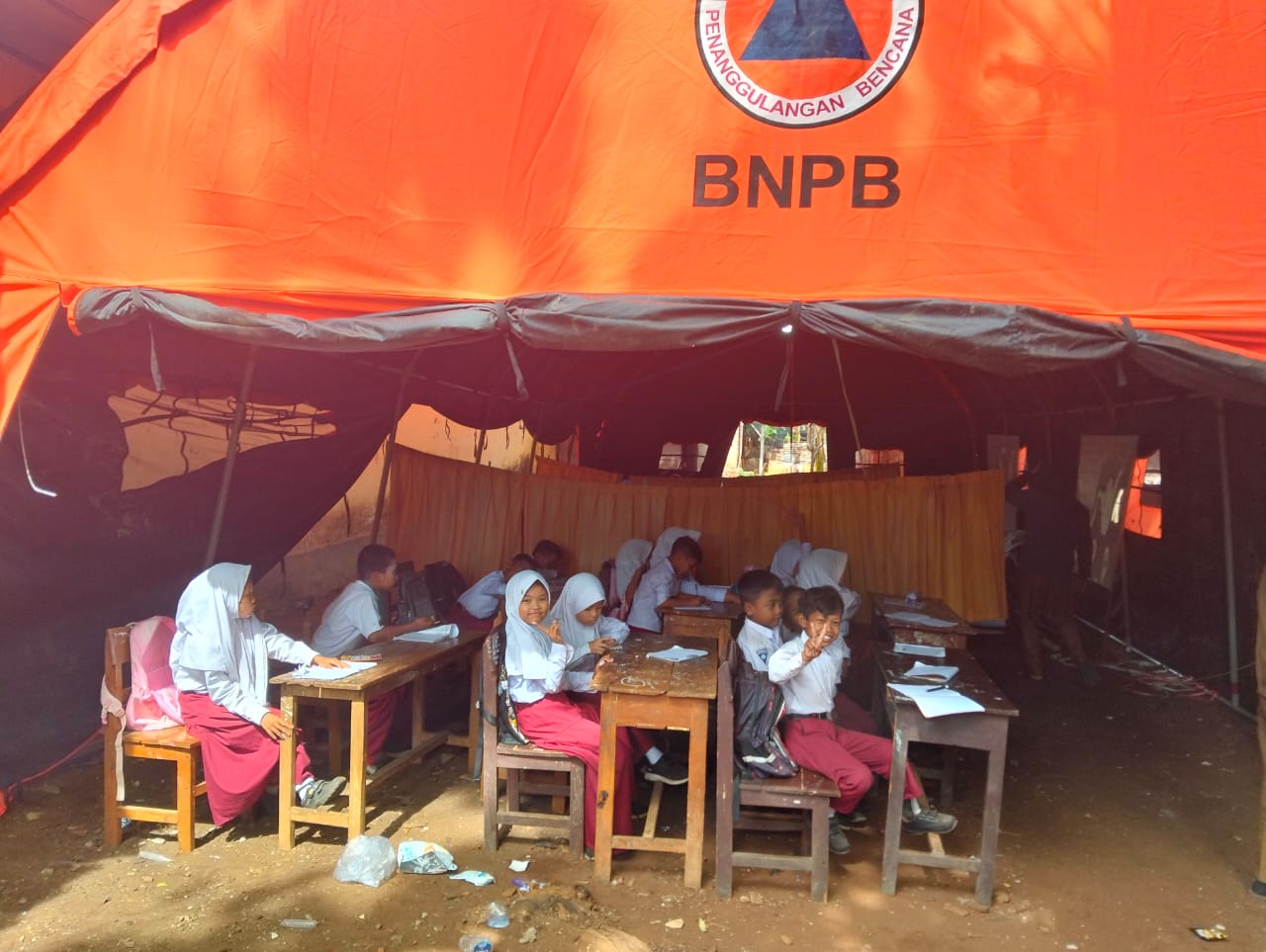 Siswa SDN Tamberu 2 Pamekasan Belajar di Tenda Darurat, Bupati Siapkan Dua Langkah