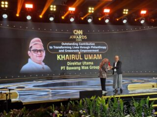 Bangun 1.000 Rumah Warga Madura, Filantropi Haji Her Raih Penghargaan CNN Awards 2025