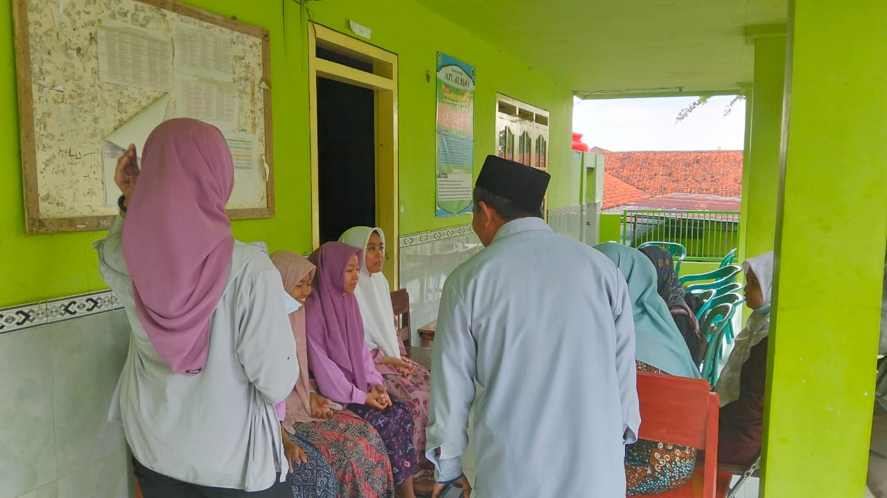 Diduga Usai Konsumsi MBG, 29 Siswa Pamekasan Muntah Hingga Dilarikan ke Puskesmas