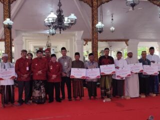 Pemkab Sumenep Salurkan Tunjangan 1.225 Guru Ngaji Daratan-Kepulauan