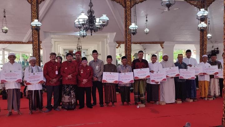 Pemkab Sumenep Salurkan Tunjangan 1.225 Guru Ngaji Daratan-Kepulauan