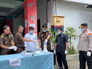 Hasil 41 Perkara, Kejari Pamekasan Musnahkan Barang Bukti Pidum