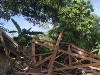 Puluhan Tahun Tak Tersentuh Perbaikan, Gedung SDN Kajuanak 4 Ambruk, Siswa Diungsikan ke Rumah Warga