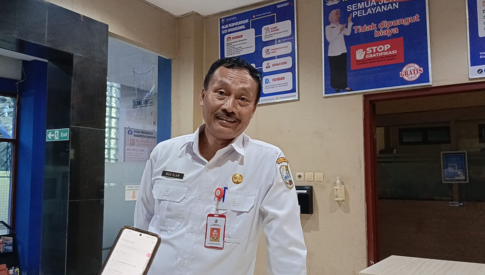 Ironi SDN Batuporo Timur 1: Dapodik Masuk Negeri, Siswa di MI, Guru Putar Dangdut, Makan Gratis Dibagi di Jalan