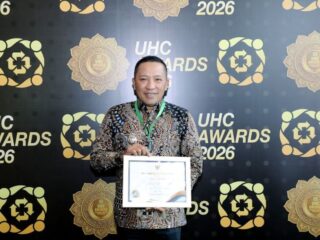 Wujudkan Layanan Kesehatan Gratis, Kabupaten Sampang Raih Penghargaan UHC Kategori Madya
