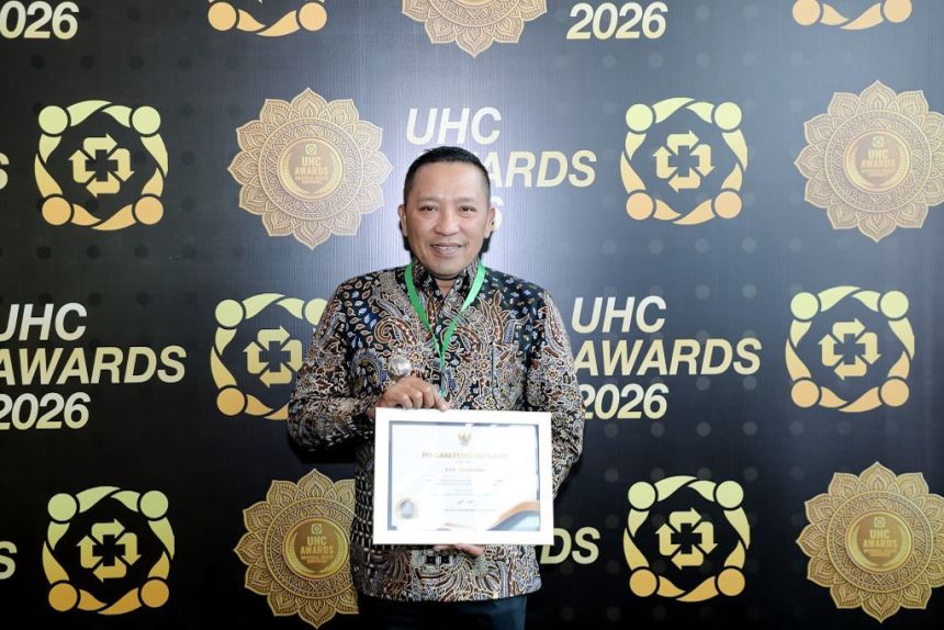 Wujudkan Layanan Kesehatan Gratis, Kabupaten Sampang Raih Penghargaan UHC Kategori Madya