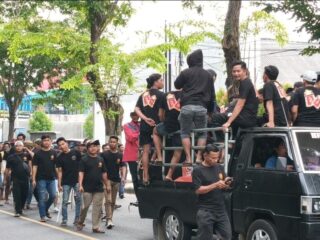 Ribuan Buruh Rokok HJS Pamekasan Turun Jalan, Sambut Demo LSM A1