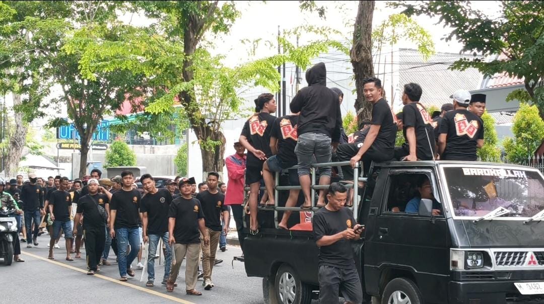 Ribuan Buruh Rokok HJS Pamekasan Turun Jalan, Sambut Demo LSM A1