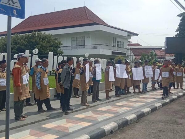 Tagih Janji Reforma Agraria, Puluhan Petani Penggarap Tanah Terlantar "Kepung" Kantor Bupati Lumajang