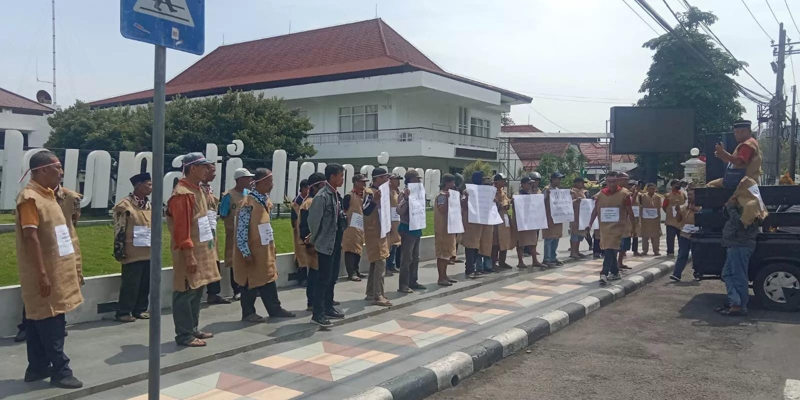 Tagih Janji Reforma Agraria, Puluhan Petani Penggarap Tanah Terlantar "Kepung" Kantor Bupati Lumajang