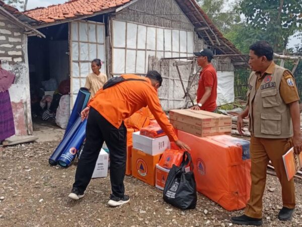 BPBD Sampang Gerak Cepat Salurkan Bantuan Logistik untuk Lansia Korban Rumah Roboh