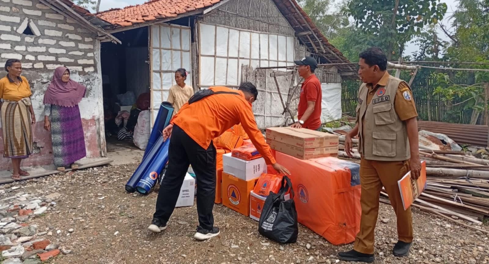 BPBD Sampang Gerak Cepat Salurkan Bantuan Logistik untuk Lansia Korban Rumah Roboh