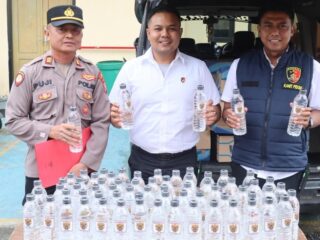 Polres Sampang Gagalkan Penyelundupan Belasan Box Miras Bali di Terminal Trunojoyo