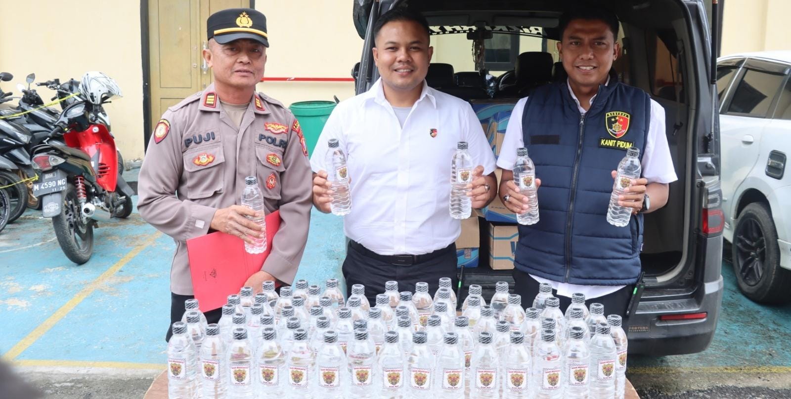 Polres Sampang Gagalkan Penyelundupan Belasan Box Miras Bali di Terminal Trunojoyo